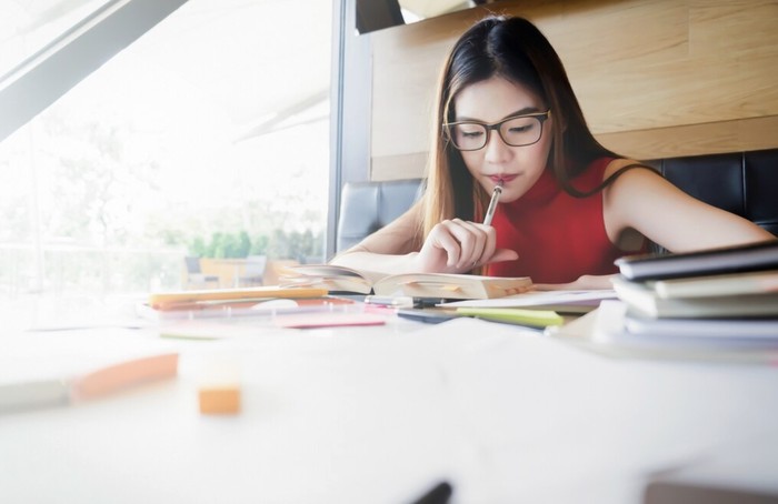 Gap year juga bisa memudahkanmu mendapatkan waktu yang cukup untuk mempersiapkan tes masuk perguruan tinggi dan menyiapkan dokumen penting untuk beasiswa./ Foto: Freepik.com/ijeab