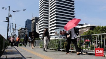 FOTO: Panas Terik 'Membakar' Warga Jakarta di Akhir Ramadhan