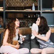 4 Zodiak yang Dikenal Paling Humoris, Bikin Suasana Kumpul Jadi Seru!