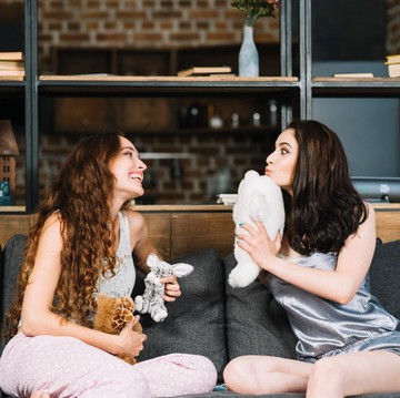 4 Zodiak yang Dikenal Paling Humoris, Bikin Suasana Kumpul Jadi Seru!