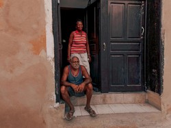 Mitos Duduk di Depan Pintu dalam Budaya Jawa, Benarkah Bisa Menghambat Jodoh?