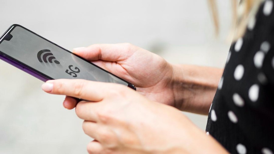 Ilustrasi sinyal ponsel&comma; 5G&comma; sinyal internert&comma; koneksi internet