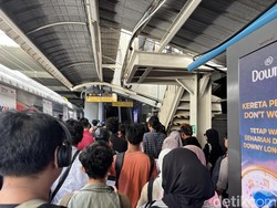 Hari Pertama Imbauan WFA, Stasiun Sudirman Tetap Ramai Penumpang