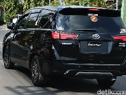 Heboh Innova Berpelat Baba2gd Gaya-gayaan Melintas di Pamekasan