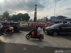 Jalan Rusak di Bundaran Tugu Gentur Cianjur Akhirnya Diperbaiki
