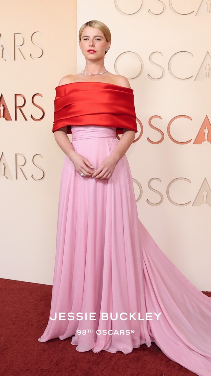 Jessie Buckley di Oscars 2026. Dia mengenakan gaun rancangan Chanel