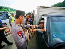 Tinjau GT Kalikangkung, Kapolri Sapa dan Bagikan Bingkisan ke Pemudik