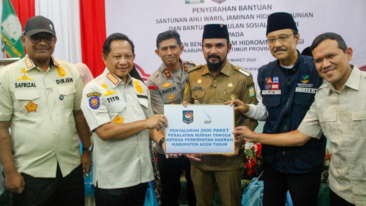 Kasatgas Tito dan Mensos Serahkan Bansos Rp100 Miliar di Sumatra