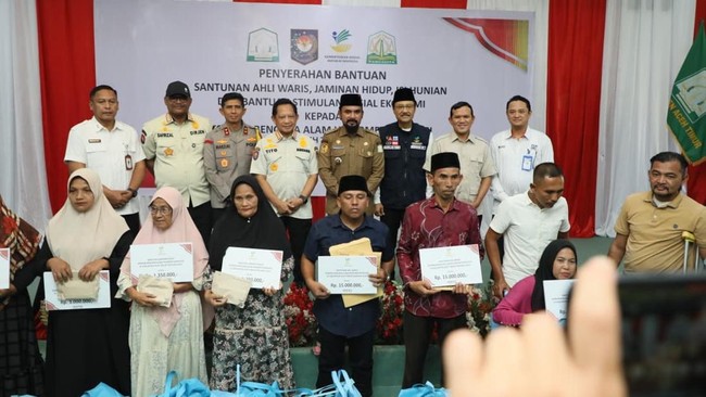 Kasatgas PRR bersama Menteri Sosial menyerahkan bansos tahap II sebesar Rp136.902.100.000 bagi korban bencana di Aceh, Sumut, dan Sumbar.
