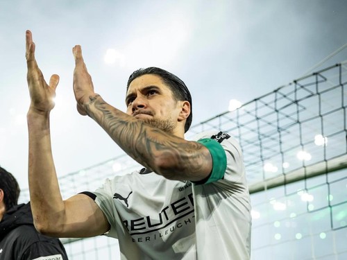 Kevin DIks menjadi kapten tim Borussia Monchenglandbach saat melawan St. Pauli, Jumat (13/3) malam.