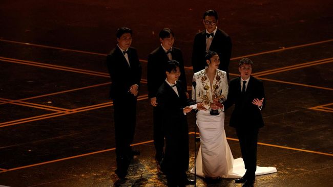 Piala Oscar dikritik netizen karena memotong waktu pidato bagi KPop Demon Hunters saat menang Best Original Song.