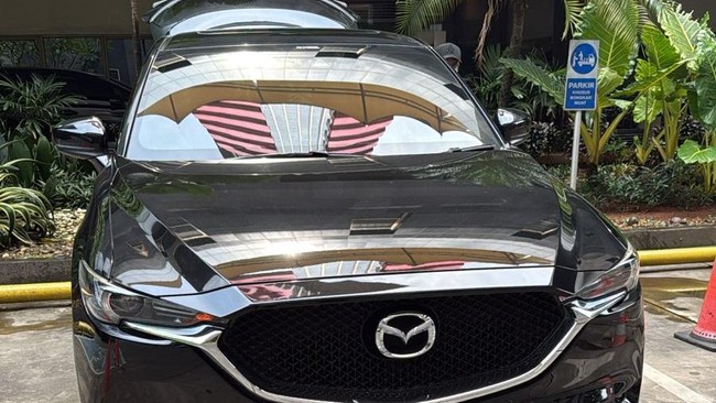 KPK menyita mobil dan uang tunai Sin$78.000 dalam kasus suap di Bea dan Cukai. Tujuh tersangka telah ditetapkan, penyidikan terus berlanjut.