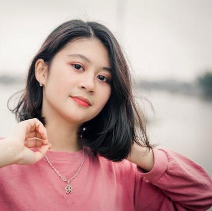 Leo memiliki kepercayaan diri yang cukup tinggi, hal ini sering membuat mereka terlihat kuat ketika menghadapi berbagai tekanan. Ketika menghadapi masalah, Leo biasanya berusaha tetap terlihat tegar dan mencari cara untuk menyelesaikan situasi tersebut dengan kepala tegak.