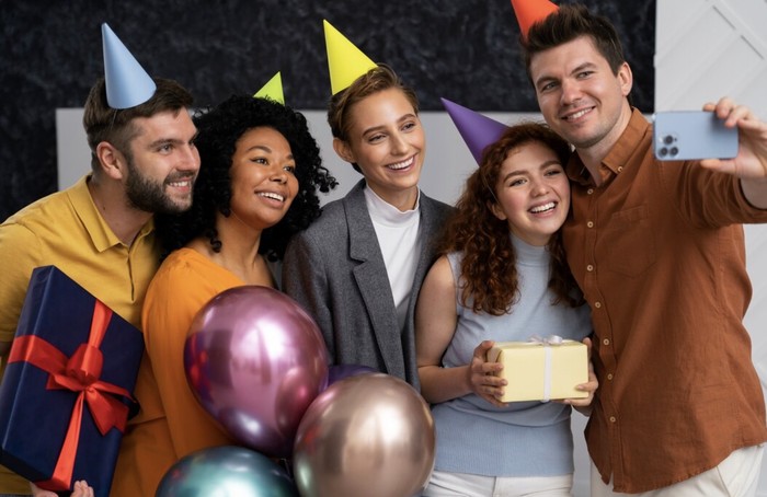 Lewat game ini, anggota tim harus mencari hadiah perpisahan yang telah disembunyikan lalu diberikan kepada teman kantor yang resign./ Foto: Freepik.com/pikisuperstar