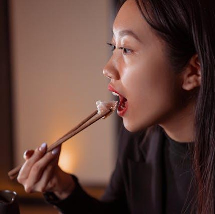 Salah satu cara sederhana namun efektif untuk membantu mengendalikan nafsu makan adalah dengan makan secara perlahan dan mengunyah makanan dengan seksama. Kebiasaan ini mungkin terdengar sepele, tetapi memiliki dampak besar bagi tubuh dan pola makan yang lebih sehat.