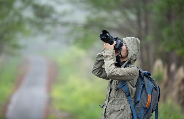 Menghabiskan waktu di alam terbuka akan membantu menyegarkan pikiranmu, apalagi buat kamu yang selama ini lebih sering merasa jenuh dan pusing di dalam ruangan./ Foto: Freepik.com/Jcomp