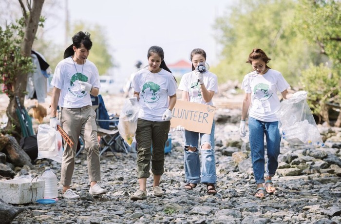 Menjadi volunteer saat gap year membantumu memperluas networking, meningkatkan empati, dan belajar banyak hal baru./ Foto: Freepik.com/partystock
