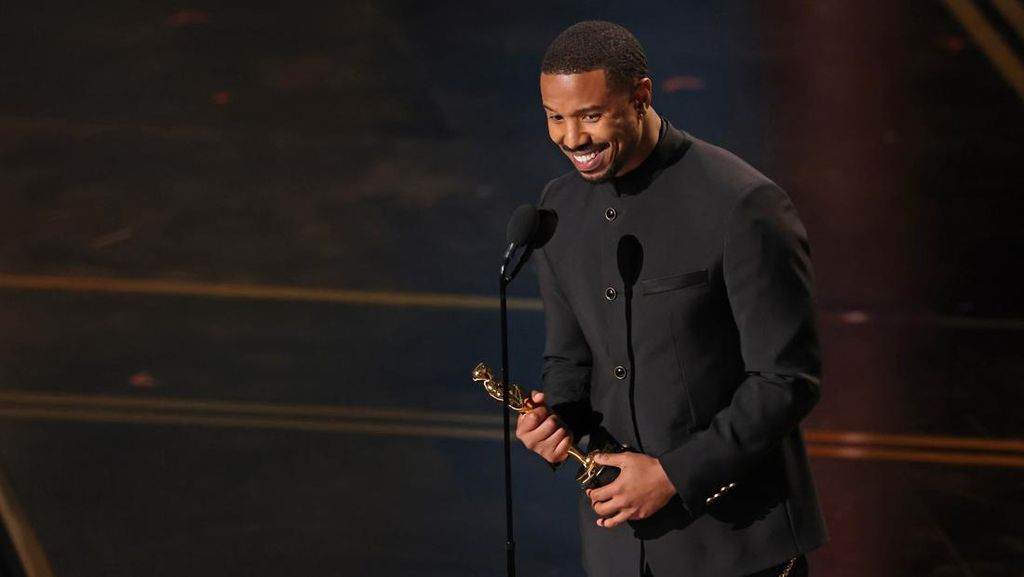 Michael B Jordan Saat Pegang Piala Best Actor Oscar: Mamma, What's Up?