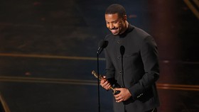Michael B Jordan Saat Pegang Piala Best Actor Oscar: Mamma, What's Up?