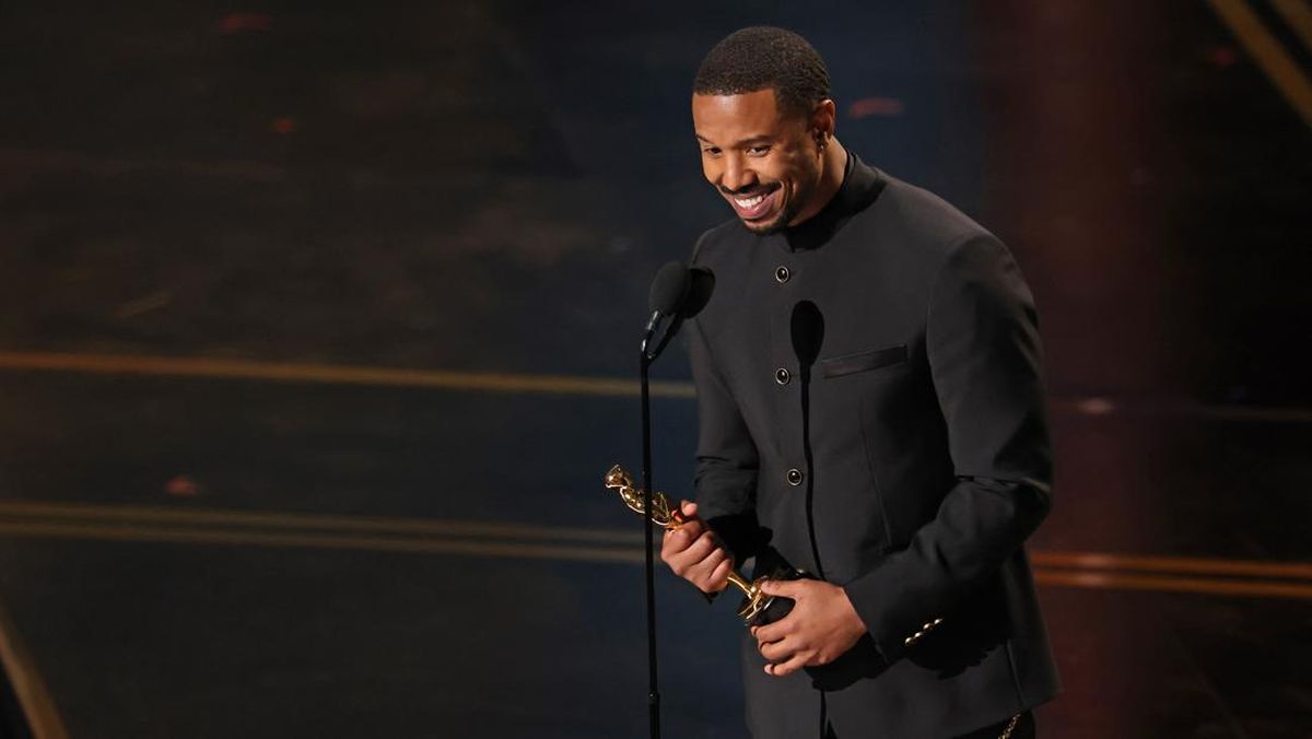 Michael B Jordan Saat Pegang Piala Best Actor Oscar: Mamma, What's Up?