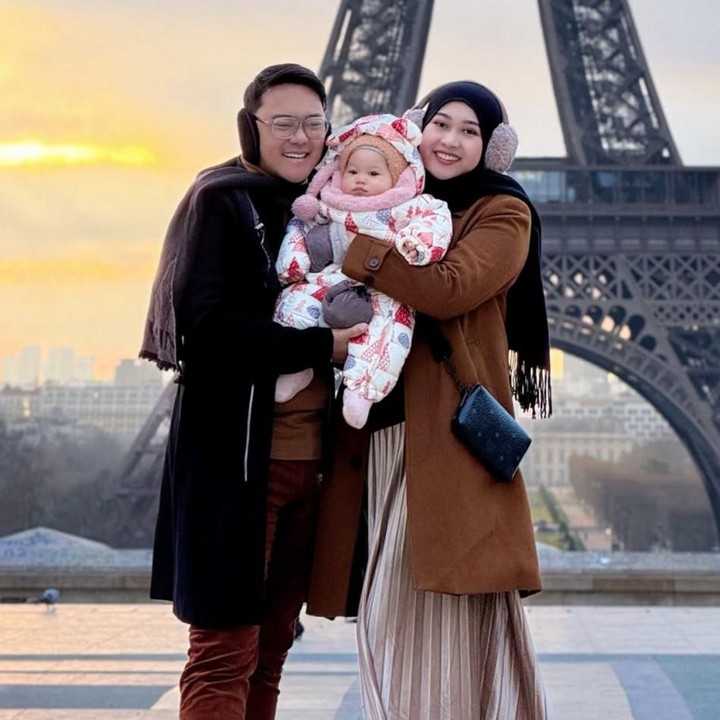 <p>Penyanyi dangdut Danang DA baru-baru ini sukses mencuri perhatian banyak pasang mata. Di bulan Ramadhan yang penuh berkah ini, Danang memberikan kejutan spesial berupa hadiah mobil untuk sang istri yang berprofesi sebagai dokter, Hemas Nura. (Foto: Instagram @danang_official91 / @hemasnura)</p>