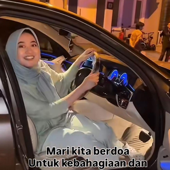 <p>Tak berselang lama, Nura pun langsung mencoba mobil barunya dengan begitu antusias. Sebagai suami, Danang mengungkap bahwa hadiah ini tak sebanding dengan kebahagiaan yang selalu diberikan sang istri kepadanya. "Hadiah ini tidak seberapa, dibanding dengan kebahagiaan yang kamu berikan untuk aku dan anak kita. Mari kita berdoa untuk kebahagiaan dan masa depan indah bagi keluarga kecil kita," kata Danang. (Foto: Instagram @danang_official91 / @hemasnura)</p>