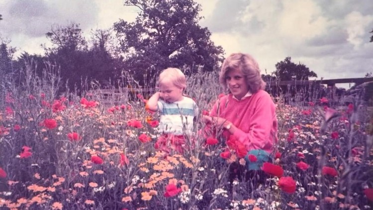 Pangeran William Bagikan Foto Langka Bareng Putri Diana