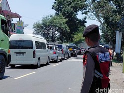 Video: Jalur Limbangan Garut Macet Polisi Berlakukan One Way