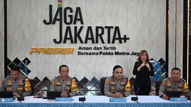 Polisi mengungkap terduga pelaku penyiraman air keras terhadap Andrie Yunus berganti baju setelah beraksi.