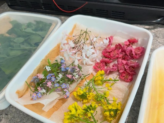 Peletakan hiasan bunga sebagai ornamen dekorasi di sejumlah tempat tidak biasa menarik perhatian lebih besar dari para tamu. Min Hyo Rin memberikan inspirasi meletakkan hiasan bunga sebagai hiasan makanan.