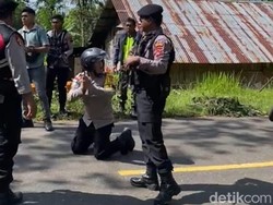 Polisi Berlurut Hentikan Warga Nyaris Perang Tanding di Manggarai NTT