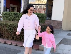 Gaya Shandy Aulia Jalan-jalan Bareng Anak, Pakai Jaket Seharga Mobil