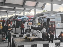 Ribuan Penumpang Padati Terminal Mengwi, Puncak Mudik Diprediksi H-4 Lebaran