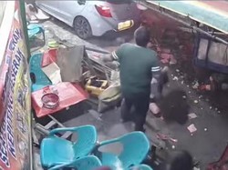 Mobil Wanita Ngebut Tabrak Lapak Jualan di Pasar Kaget Binjai, 5 Warga Luka