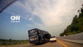 Detik-detik Bus Tabrak 5 Mobil di Tol Batang