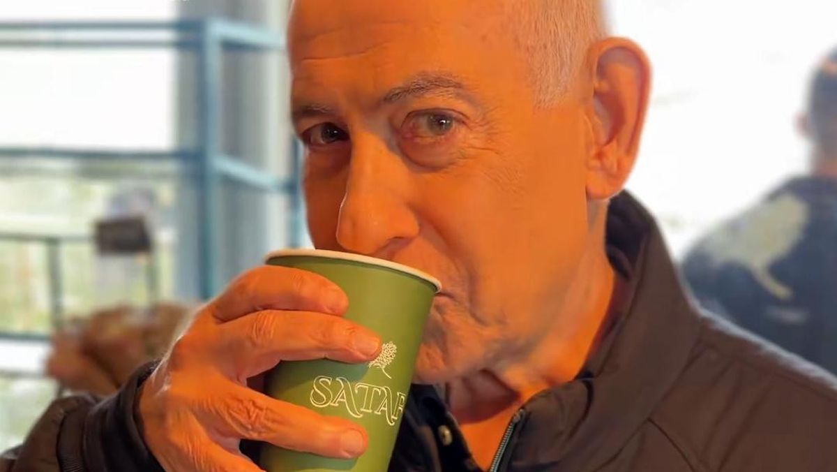 Viral Video Netanyahu Ngopi Bantah Tewas, Netizen Curiga Ai Lagi