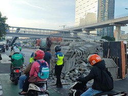 Truk Terguling di Gatsu Pagi Ini, Muatan Hebel Berserakan