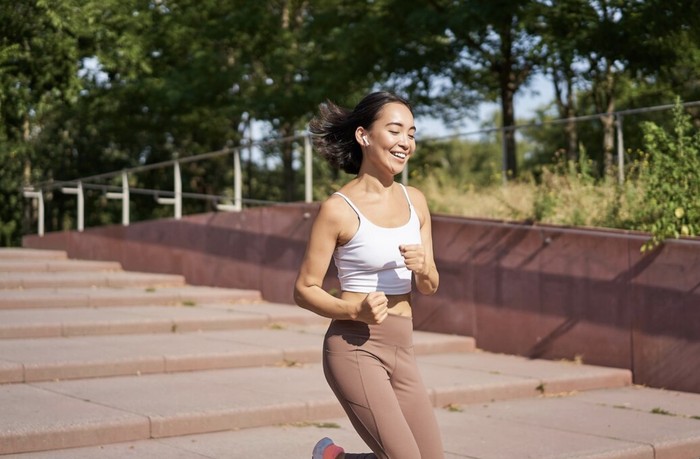 Gap year bisa kamu manfaatkan untuk mulai fokus pada kesehatan, misalnya dengan mulai melakukan olahraga atau aktivitas fisik. / Foto: Freepik.com/benzoix