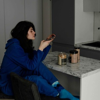 Lebih Suka Sendiri, Ini 5 Zodiak yang Betah di Rumah Selama Liburan