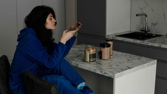 Lebih Suka Sendiri, Ini 5 Zodiak yang Betah di Rumah Selama Liburan