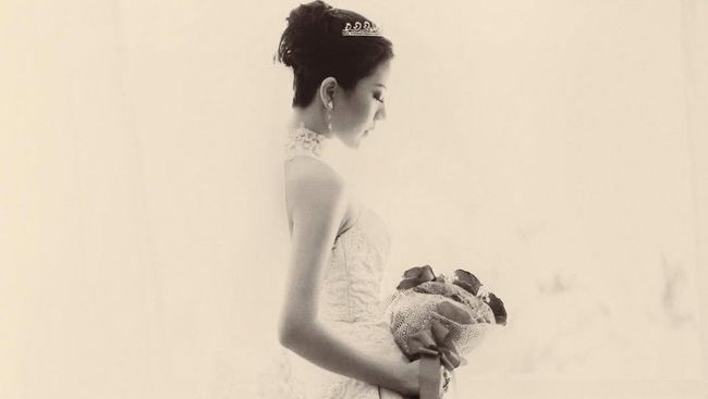 Sidang Cerai di Hari Anniv Pernikahan, 7 Potret Selebgram Agnes Jennifer Pakai Gaun Pengantin