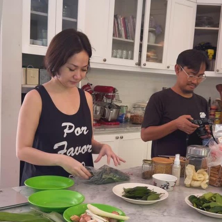 <p>Menariknya, sang penyanyi menyiapkan sendiri bumbu dapur untuk memasak sajian Lebaran ini, lho. Bahkan, ia terlihat memilah satu per satu bumbu dapur untuk di dapur rumahnya. &ldquo;Dapur uni udah ngebul nih..<em>can&rsquo;t wait @itsmebcl!!&rdquo;</em> tulis <em>caption postingan</em> tersebut.&nbsp;(Foto: Instagram @itsmebcl)</p>