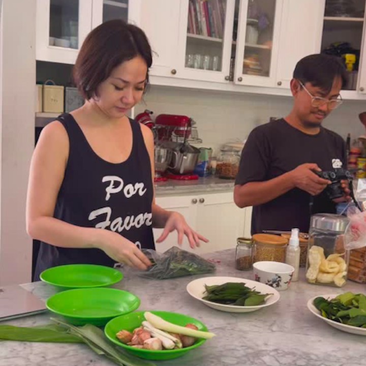 <p>BCL menyiapkan sendiri bumbu dapur untuk memasak rendang. Dalam satu potret yang dibagikan kerabat, BCL terlihat memilah satu per satu bumbu dapur untuk di dapur rumahnya. "Dapur uni udah ngebul nihh..<em>can't wait</em> @itsmebcl!!" demikian isi <em>caption</em> unggahan ini. (Foto: Instagram @itsmebcl)</p>
