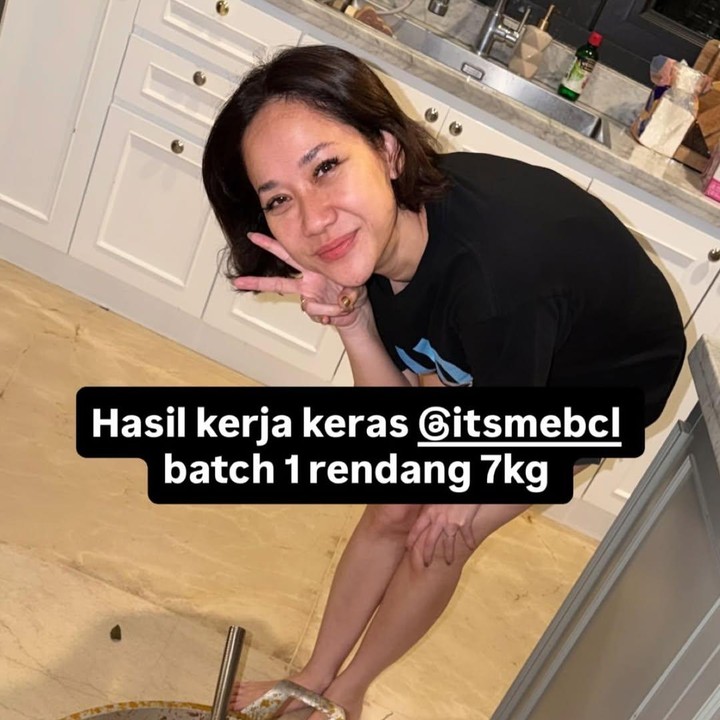 <p>Dalam potret lainnya, BCL menunjukkan daging rendang yang dimasaknya di wajan besar. BCL diketahui memasak rendang sampai 7 kilogram (kg) dan menghabiskan waktu hingga 6 jam. "Hasil kerja keras @itsmebcl <em>batch</em> 1 rendang 7kg," tulis akun salah satu kerabat BCL. (Foto: Instagram @itsmebcl)</p>