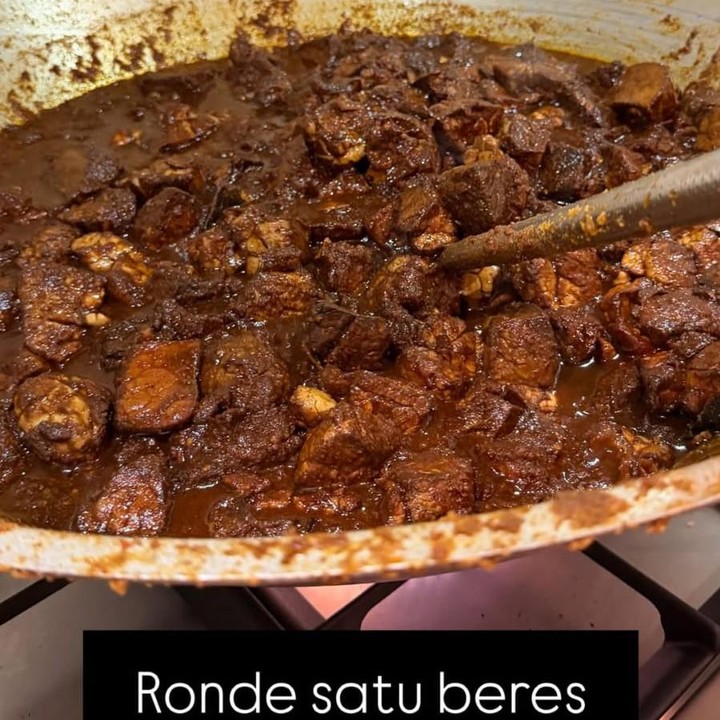 <p>BCL tampaknya bakal memasak sajian lainnya untuk Lebaran tahun ini, Bunda. Hal ini diketahui dari <em>caption</em> singkat BCL yang menyebut bahwa aktivitas memasak rendangnya sebagai 'ronde satu' dan '<em>Cooking Day-1</em>'. (Foto: Instagram @itsmebcl)</p>