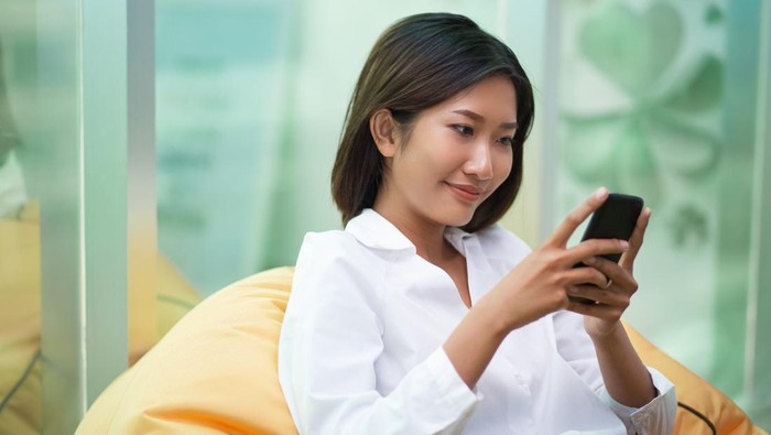 5 Ciri Kepribadian Orang yang Selalu Mengirim Kabar Duluan