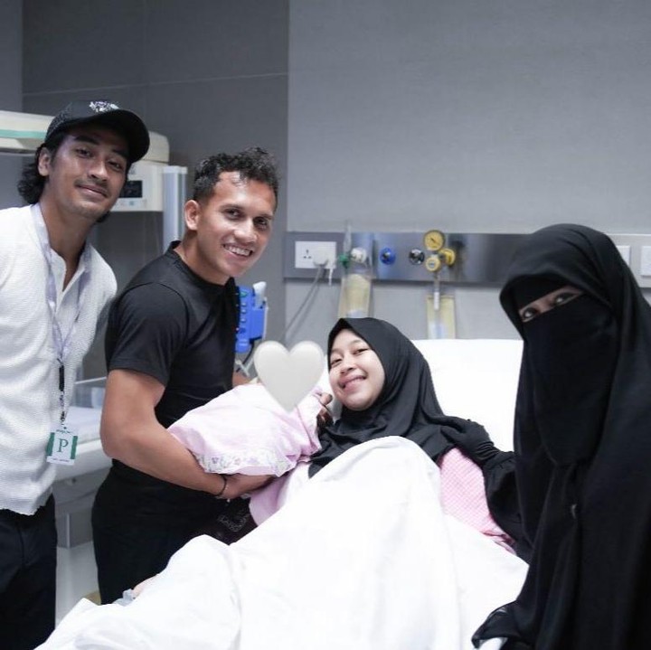 <p>Putri mendiang ustaz Jefri Al Buchori, Adiba Khanza, kini tengah bahagia menikmati perannya sebagai orang tua dari satu anak. Kebahagiaan tersebut turut dirasakan oleh sang nenek, Pipik Dian Irawati alias Umi Pipik, yang kini memiliki cucu pertama. (Foto: Instagram @_ummi_pipik_)</p>