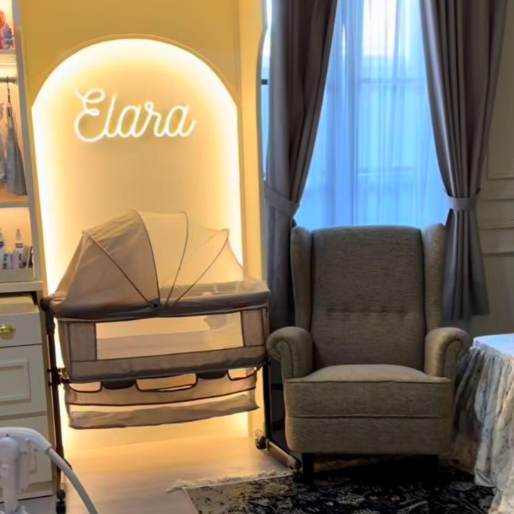 <p>Rupanya, Umi Pipik mendekorasi kamar sang cucu dengan menggunakan jasa Natalie Sarah, Bunda. Ya, artis cantik yang satu ini memang dikenal piawai dalam menyulap ruangan rumah menjadi lebih estetik. "Dari mulai ide, konsep, warna, desain umi pikirin semua lalu ummi kasih kepercayaan ke neng <em>@natalie_sarahs</em>, untuk ngerjain proyek kamar <em>Baby</em>&nbsp;Elara dan hasilnya sesuai keinginan umi," ungkapnya. (Foto: Instagram @_ummi_pipik_)</p>