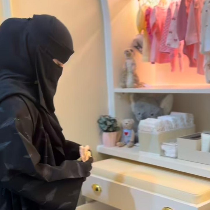 <p>Melalui unggahan di media sosial, ibunda Adiba, Umi Pipik, baru-baru ini terlihat menyulap kamar khusus untuk cucunya yang bernama Elara. Sebagai seorang nenek, Umi Pipik mengaku kehadiran sang cucu membuat hidupnya kini terasa semakin berwarna. "Masya allah tabarakallah. Ketika hadir cucu pertama <em>Baby</em> elara , umi hidupnya makin berwarna, sampai umi renovasi kamar khusus untuk <em>Baby</em> elara," tulisnya lewat akun Instagram <em>@_ummi_pipik_</em>. (Foto: Instagram @_ummi_pipik_)</p>