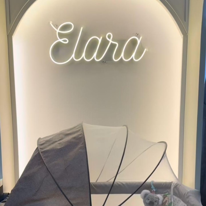 <p>Beralih ke area tempat tidur <em>Baby</em> Elara, tampilannya terlihat begitu estetik dan manis dengan ranjang bayi berwarna abu-abu. Di bagian belakang tempat tidurnya juga terdapat lampu yang bertuliskan 'Elara'. (Foto: Instagram @_ummi_pipik_)</p>